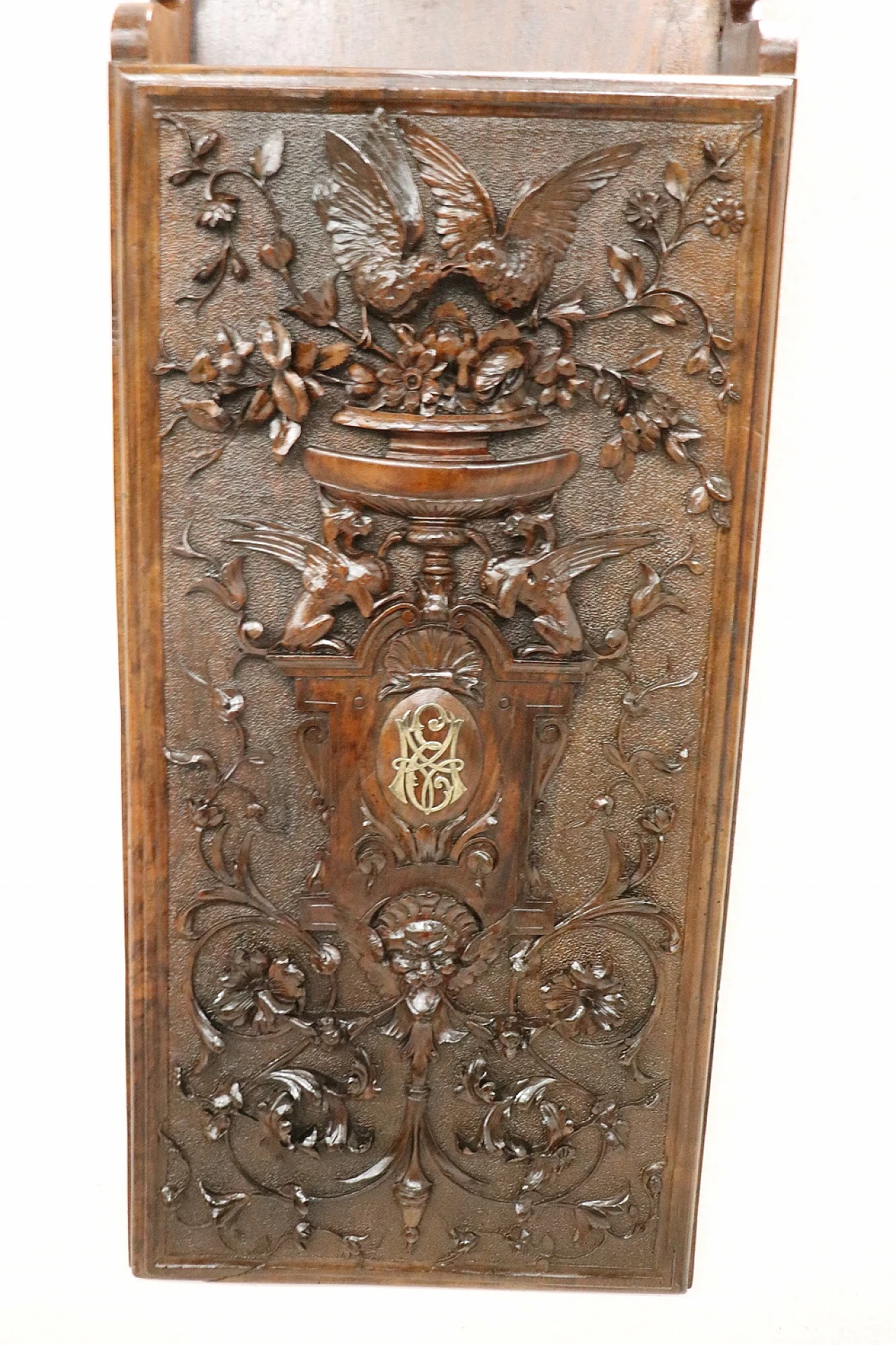 Renaissance-style carved walnut magazine rack, 19th century 4