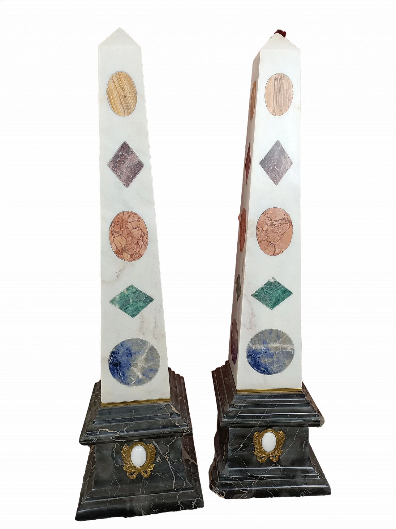 Coppia di obelischi in marmo bianco con intarsi colorati, seconda metà dell'800 8