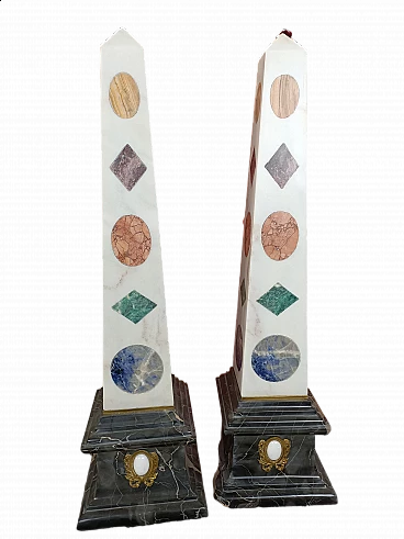 Coppia di obelischi in marmo bianco con intarsi colorati, seconda metà dell'800