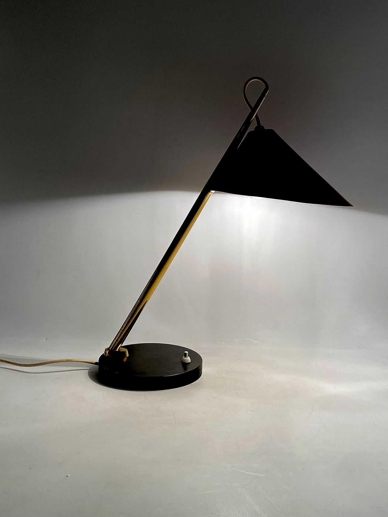 Red metal and brass table lamp for Lumen, 1960s 17