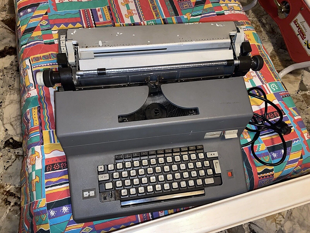 تصویر ماشین تحریر کلاسیک Olivetti Ivrea
