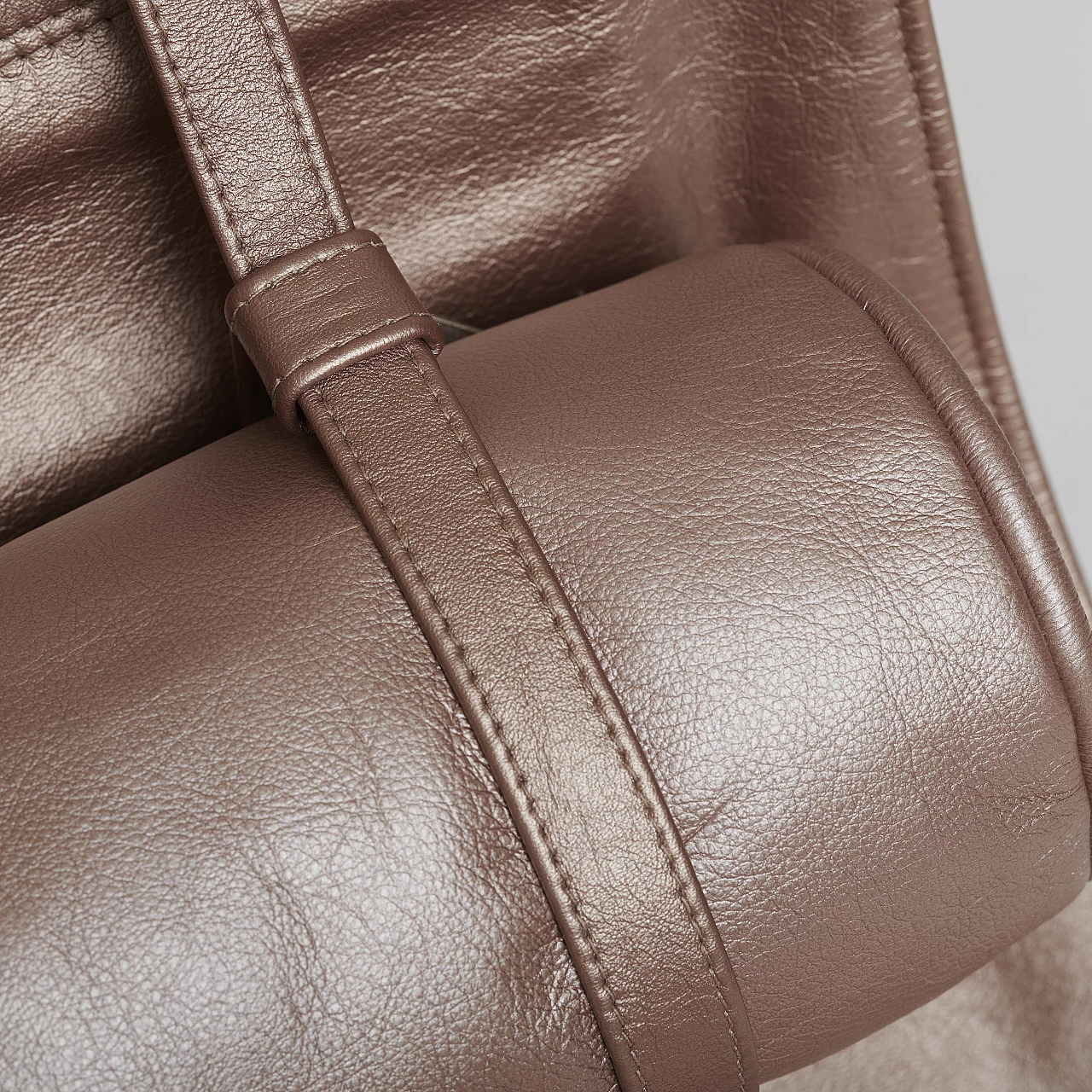 Bronze-colored leather hanging armchair 3