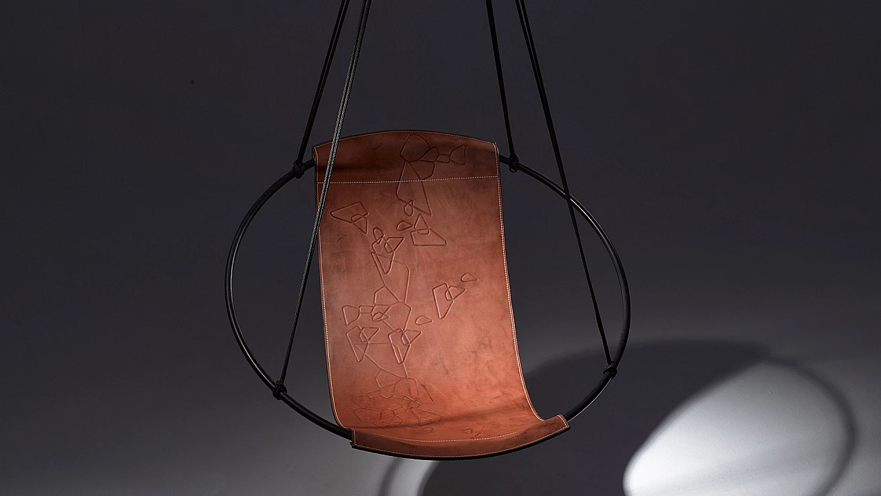 Poltrona sospesa in metallo e pelle marrone con motivo geometrico 2