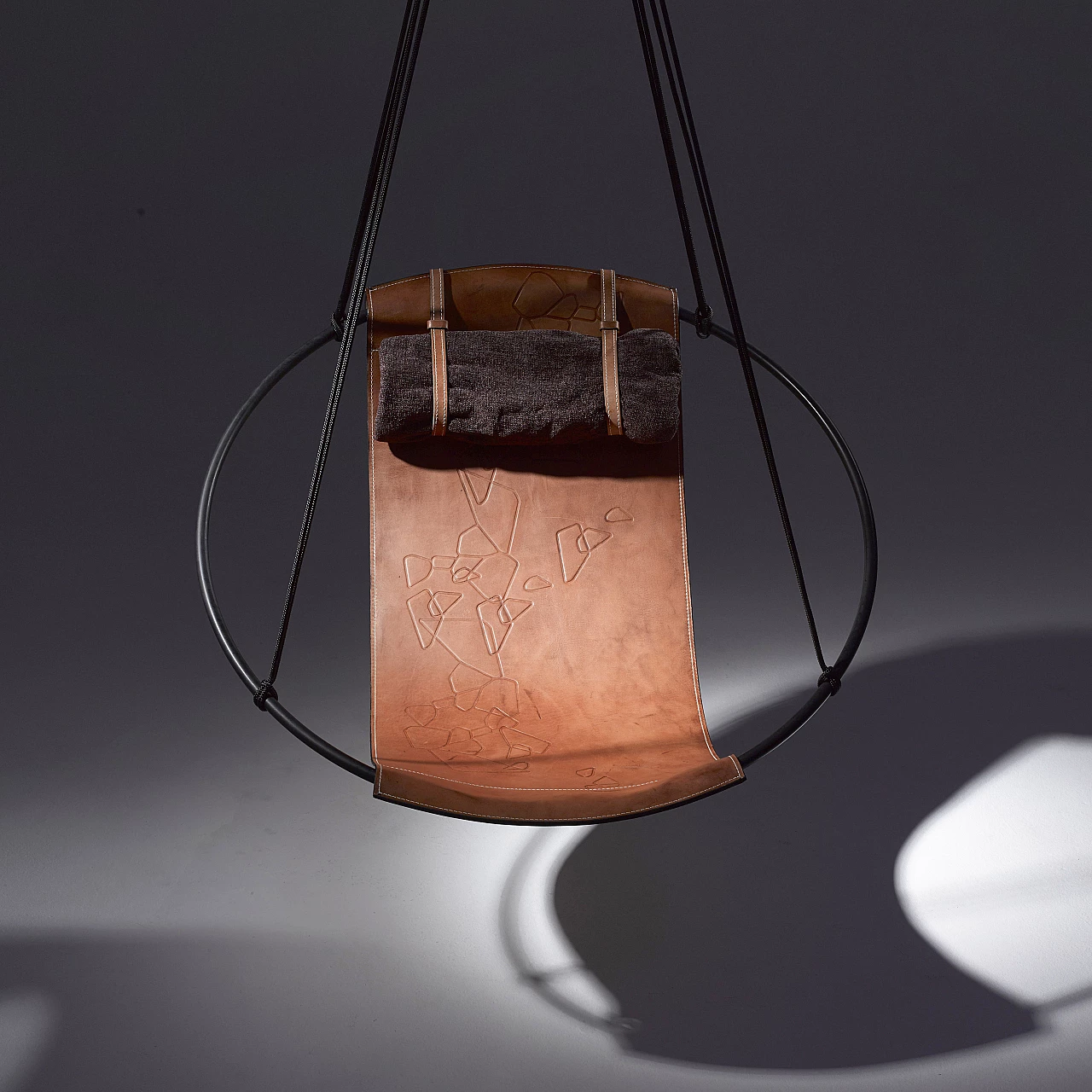 Poltrona sospesa in metallo e pelle marrone con motivo geometrico 3