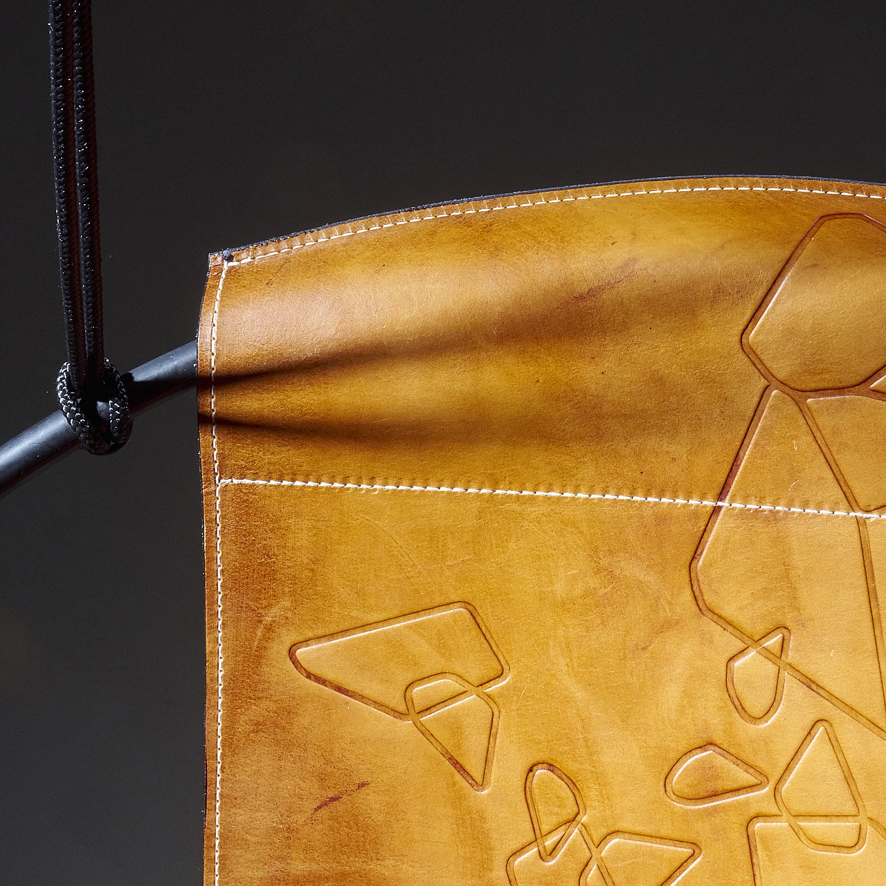 Poltrona sospesa in metallo e pelle marrone con motivo geometrico 4