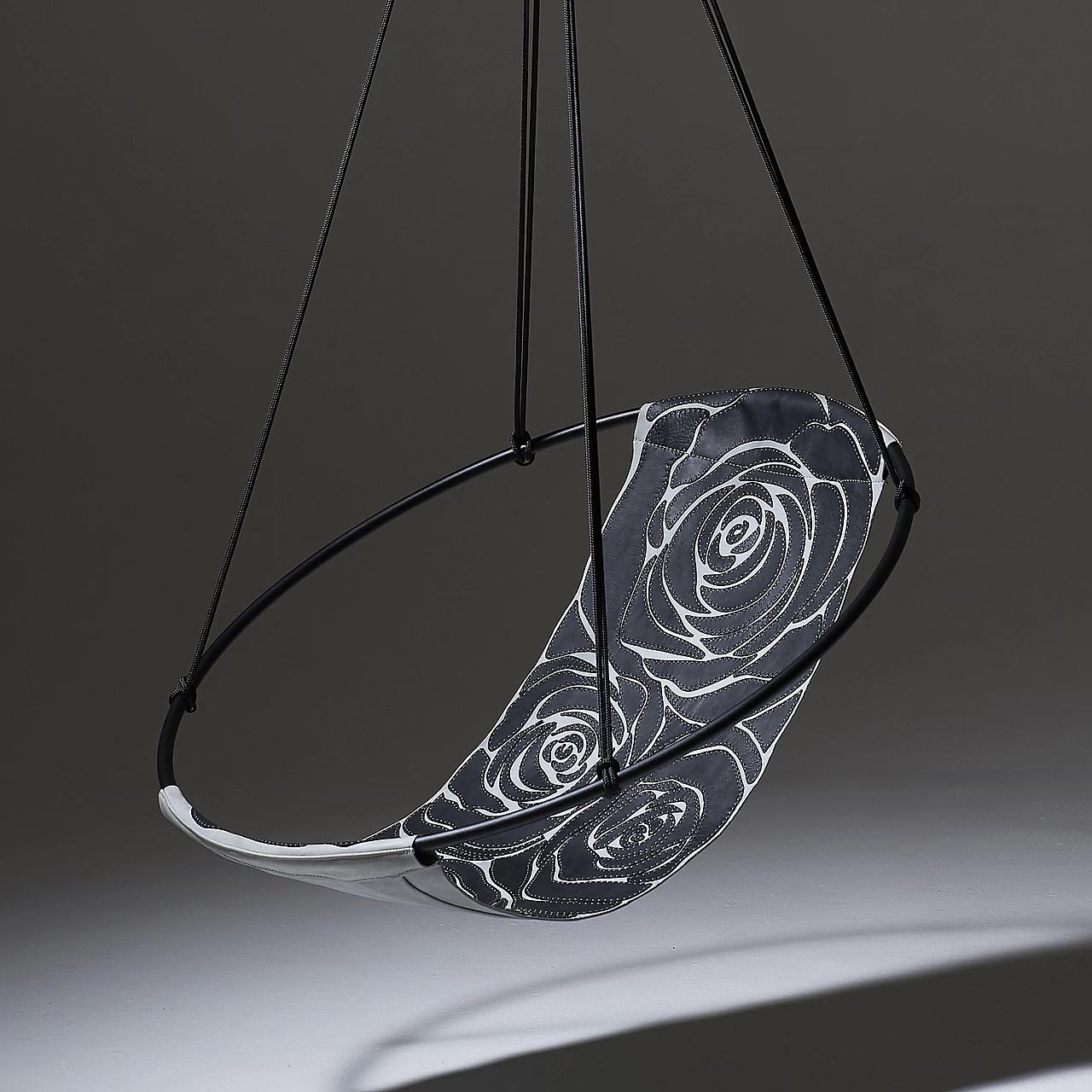 Poltrona sospesa Black Rose in pelle nera e grigia 3