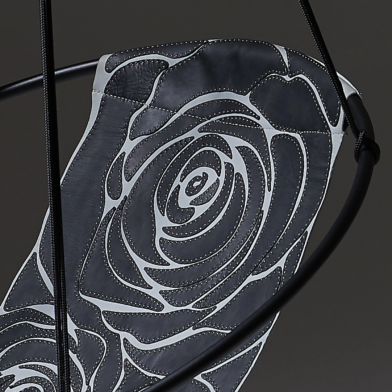 Poltrona sospesa Black Rose in pelle nera e grigia 9