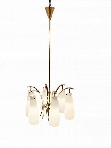 Lampadario a sei luci in ottone e vetro opalino di Stilnovo, anni '50