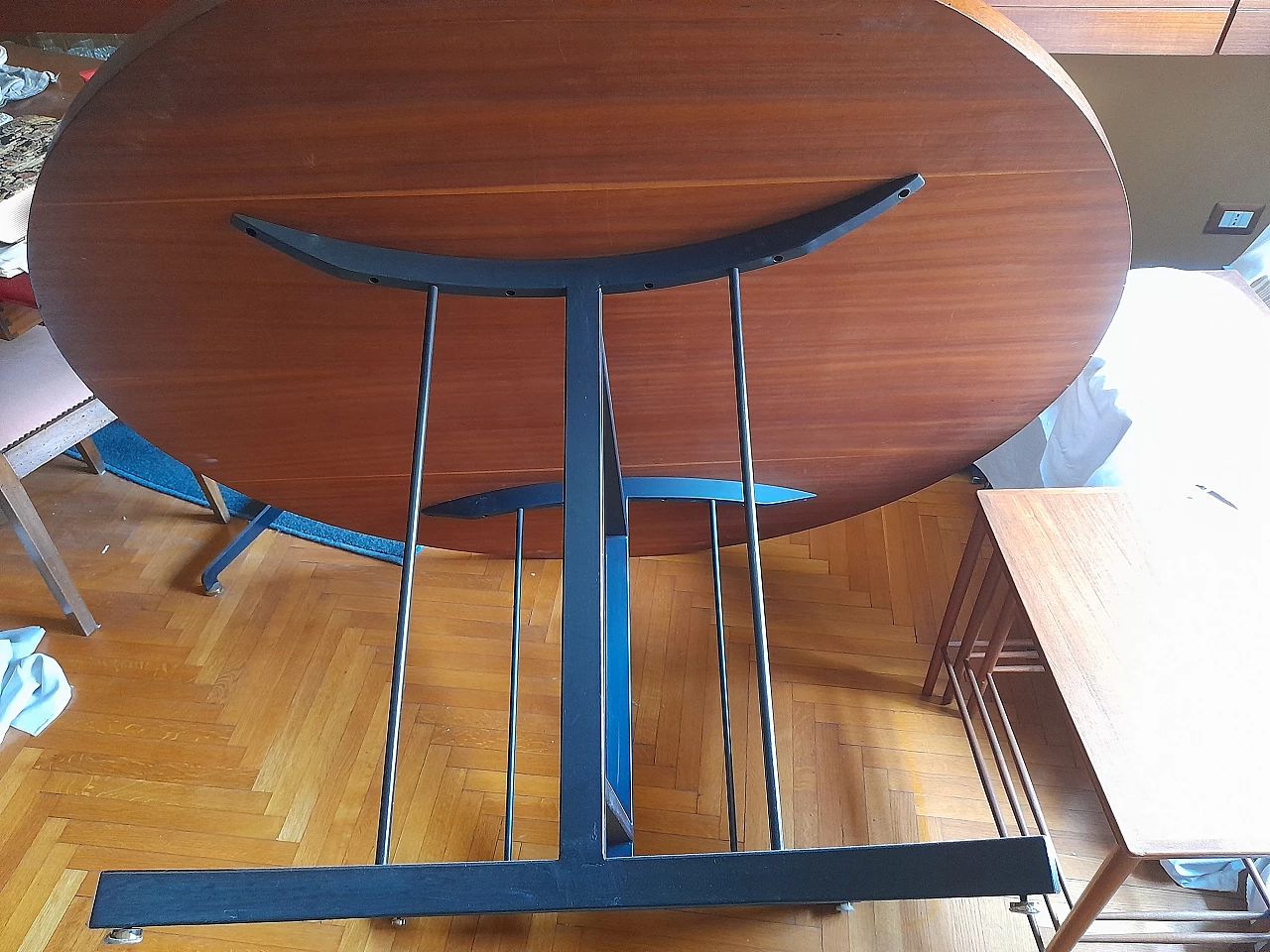 Tavolo rotondo in metallo e teak attribuito a Paolo Tilche, anni '50 13