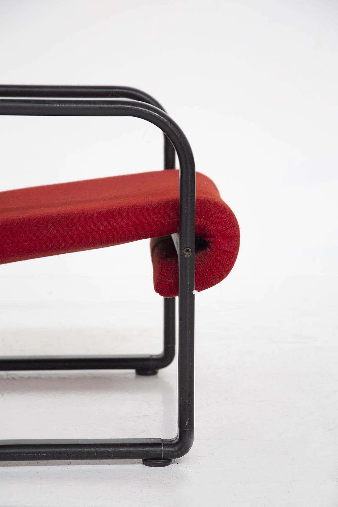 Coppia di poltrone in tessuto rosso e metallo nero di Arflex, anni '60 3