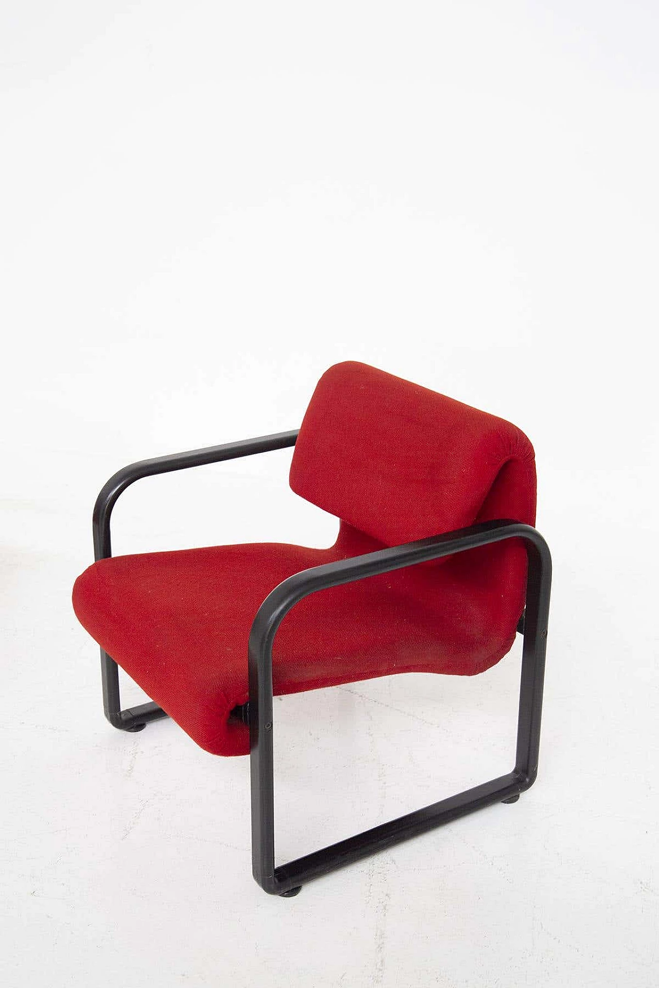 Pair of red fabric and black metal armchairs by Arflex, 1960s 5