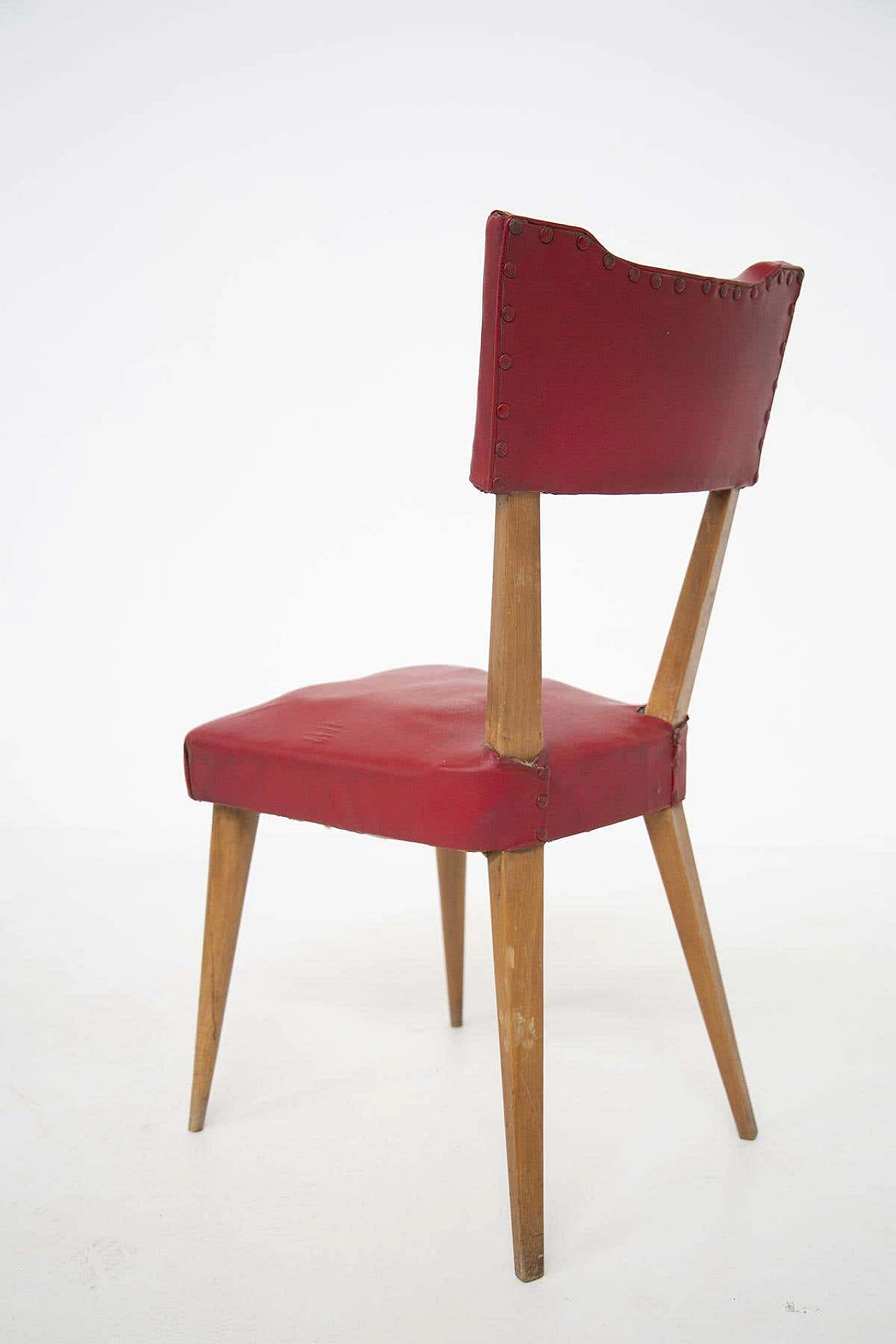 4 Sedie in legno rivestite in skai rosso, anni '50 1