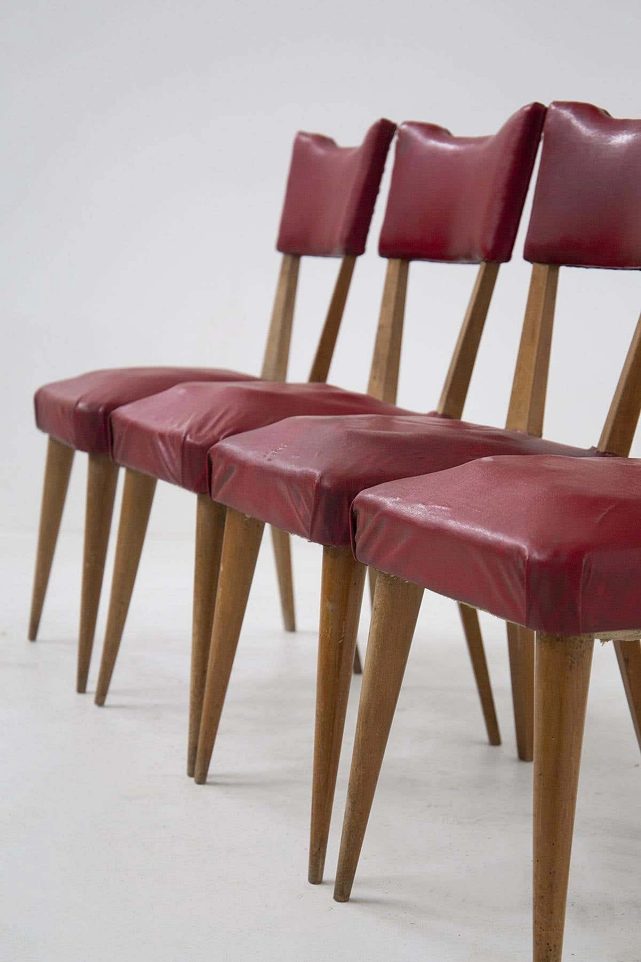 4 Sedie in legno rivestite in skai rosso, anni '50 3