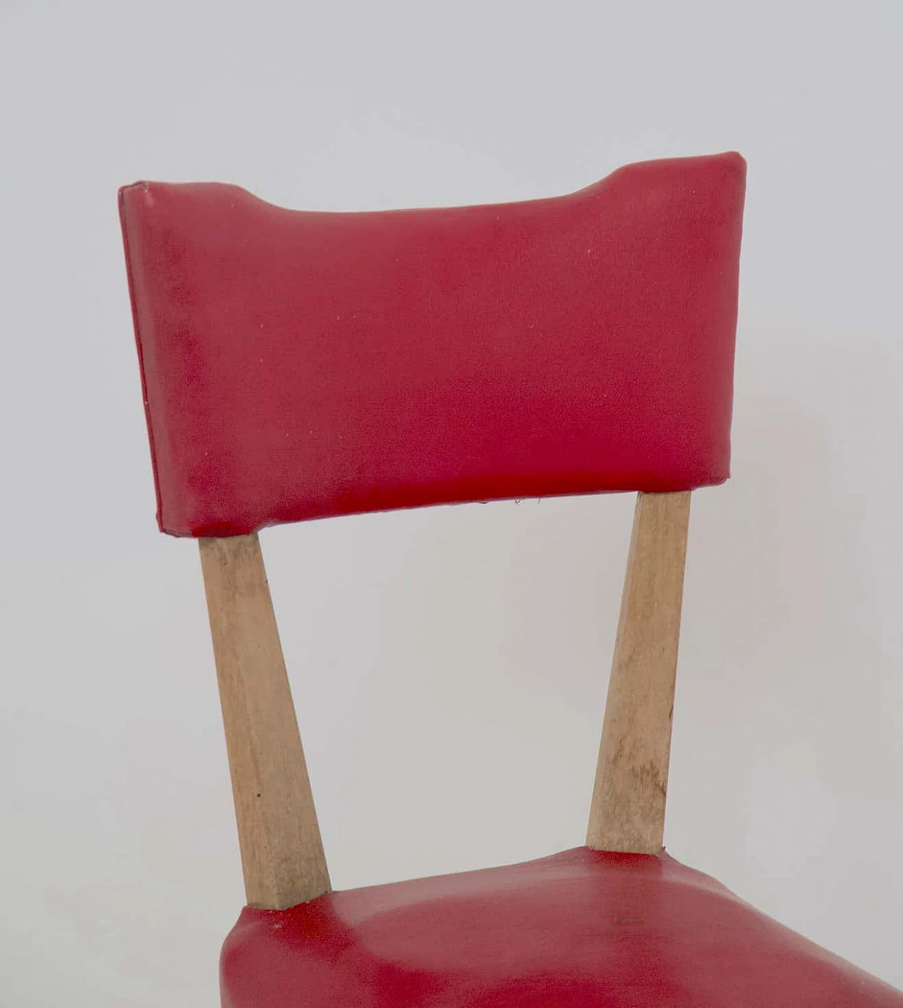 4 Sedie in legno rivestite in skai rosso, anni '50 5