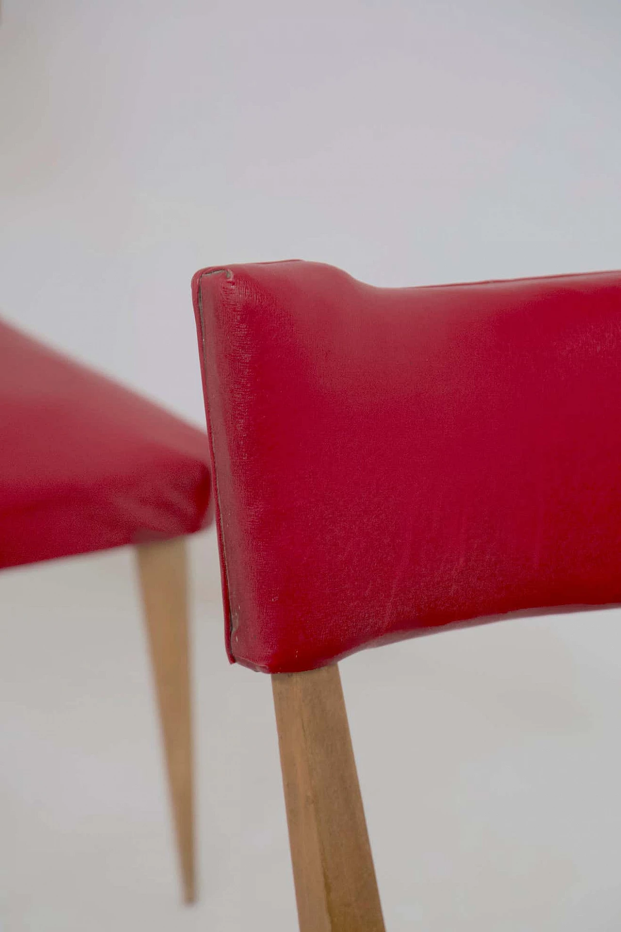 4 Sedie in legno rivestite in skai rosso, anni '50 6
