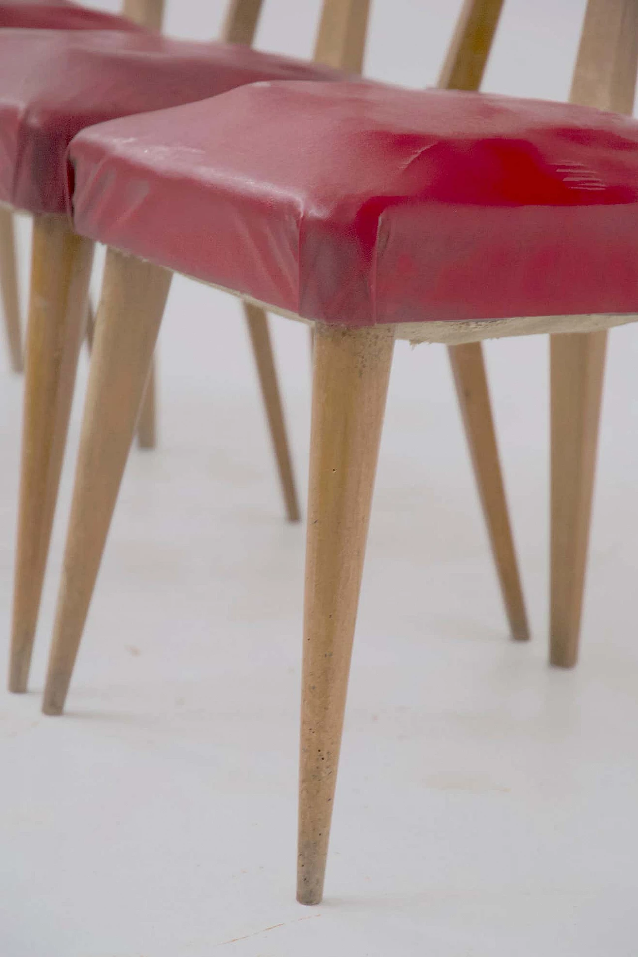 4 Sedie in legno rivestite in skai rosso, anni '50 8