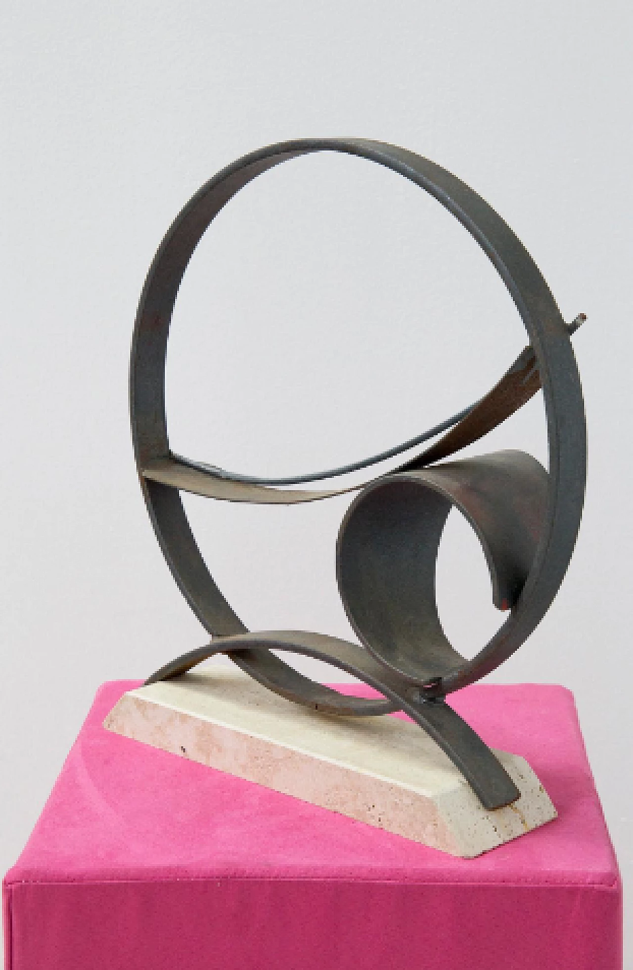 Antonio Del Donno, scultura in ferro battuto e travertino, 1989 2