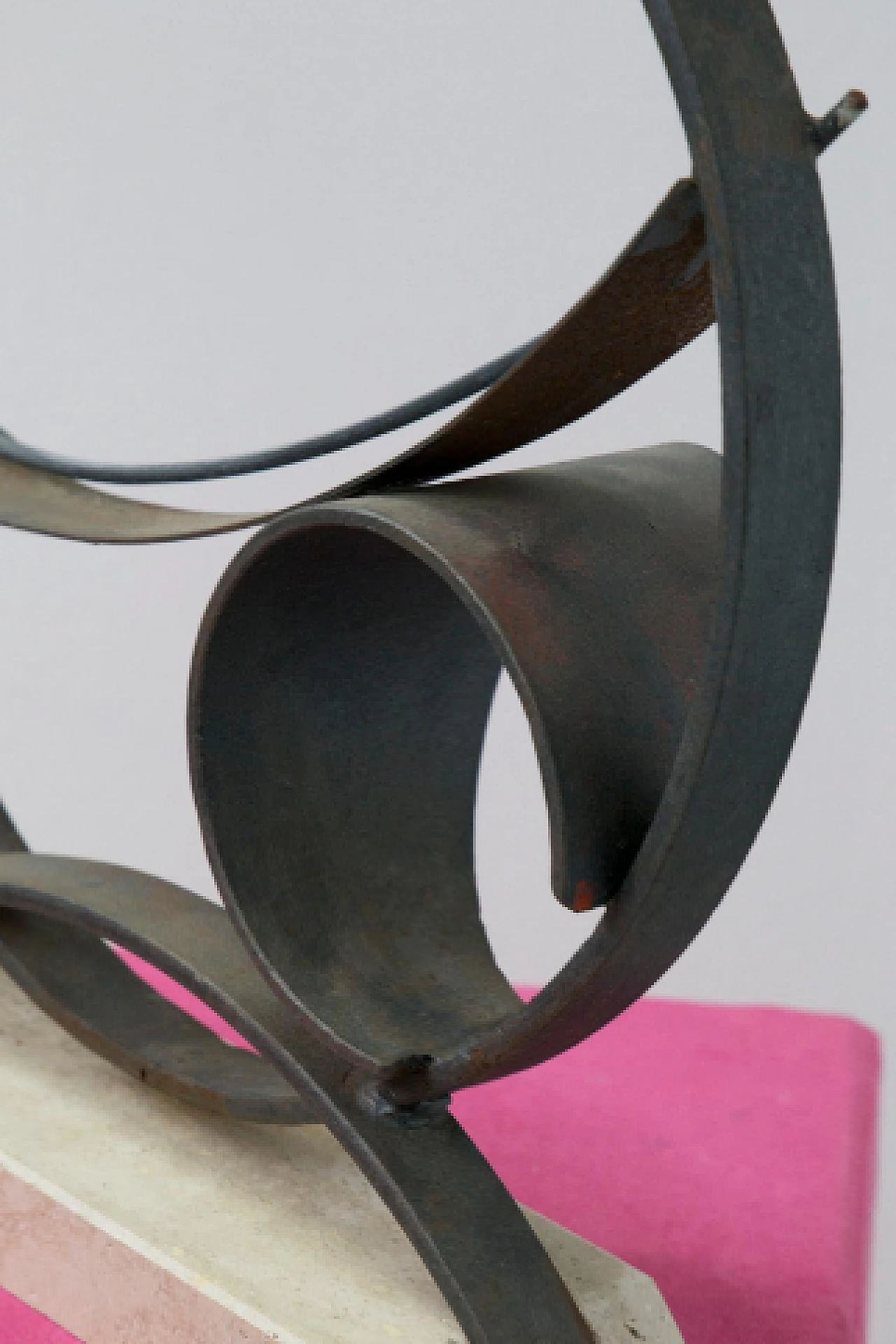 Antonio Del Donno, scultura in ferro battuto e travertino, 1989 4