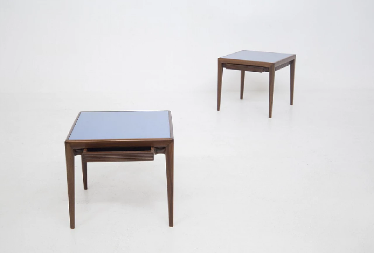 Coppia di tavolini in legno e vetro blu di Osvaldo Borsani, anni '50 2