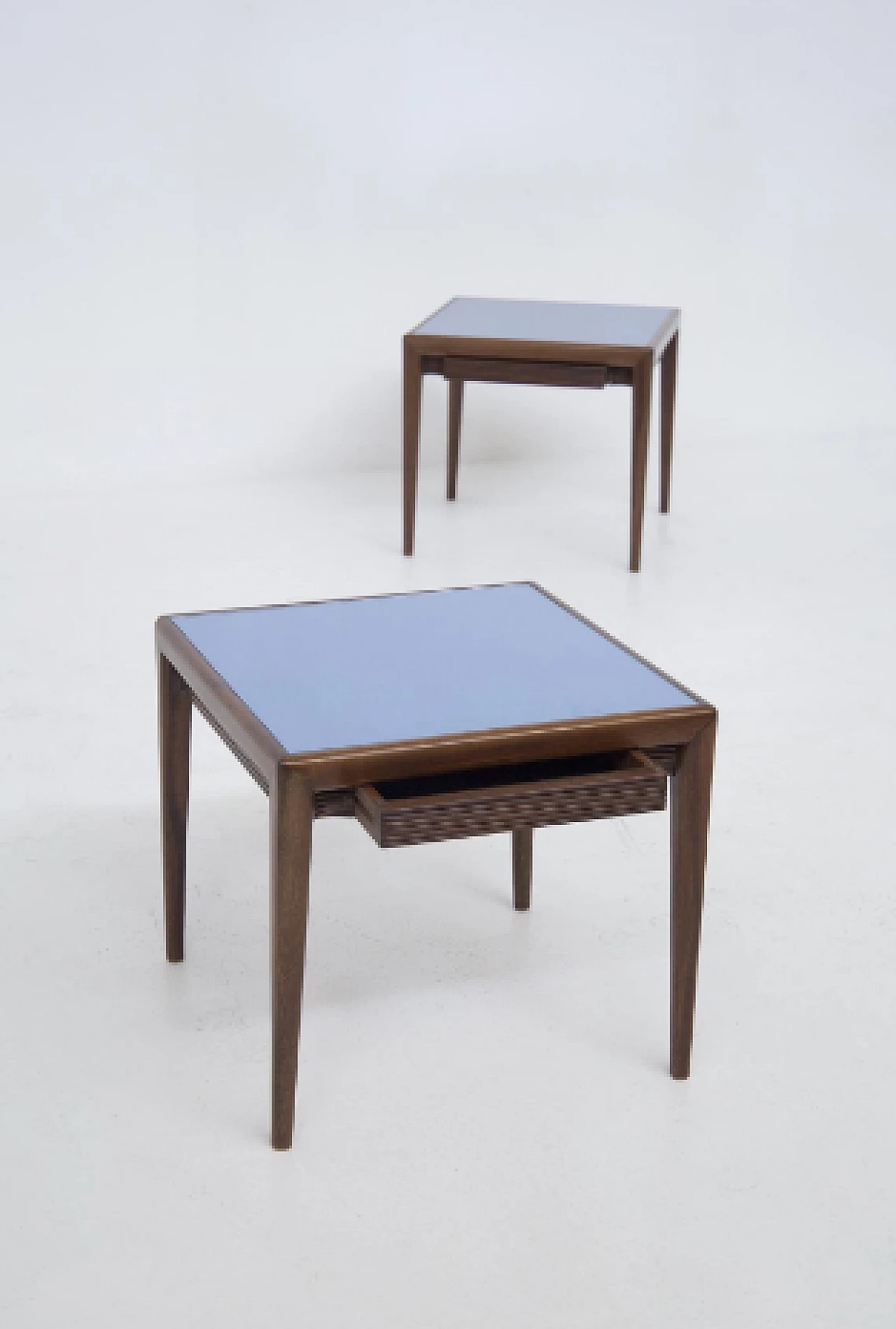 Coppia di tavolini in legno e vetro blu di Osvaldo Borsani, anni '50 3