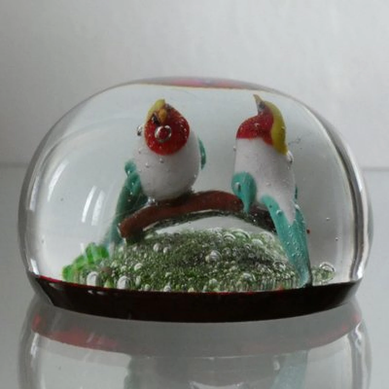 Fermacarte in vetro di Murano con coppia di inseparabili, anni '50 3
