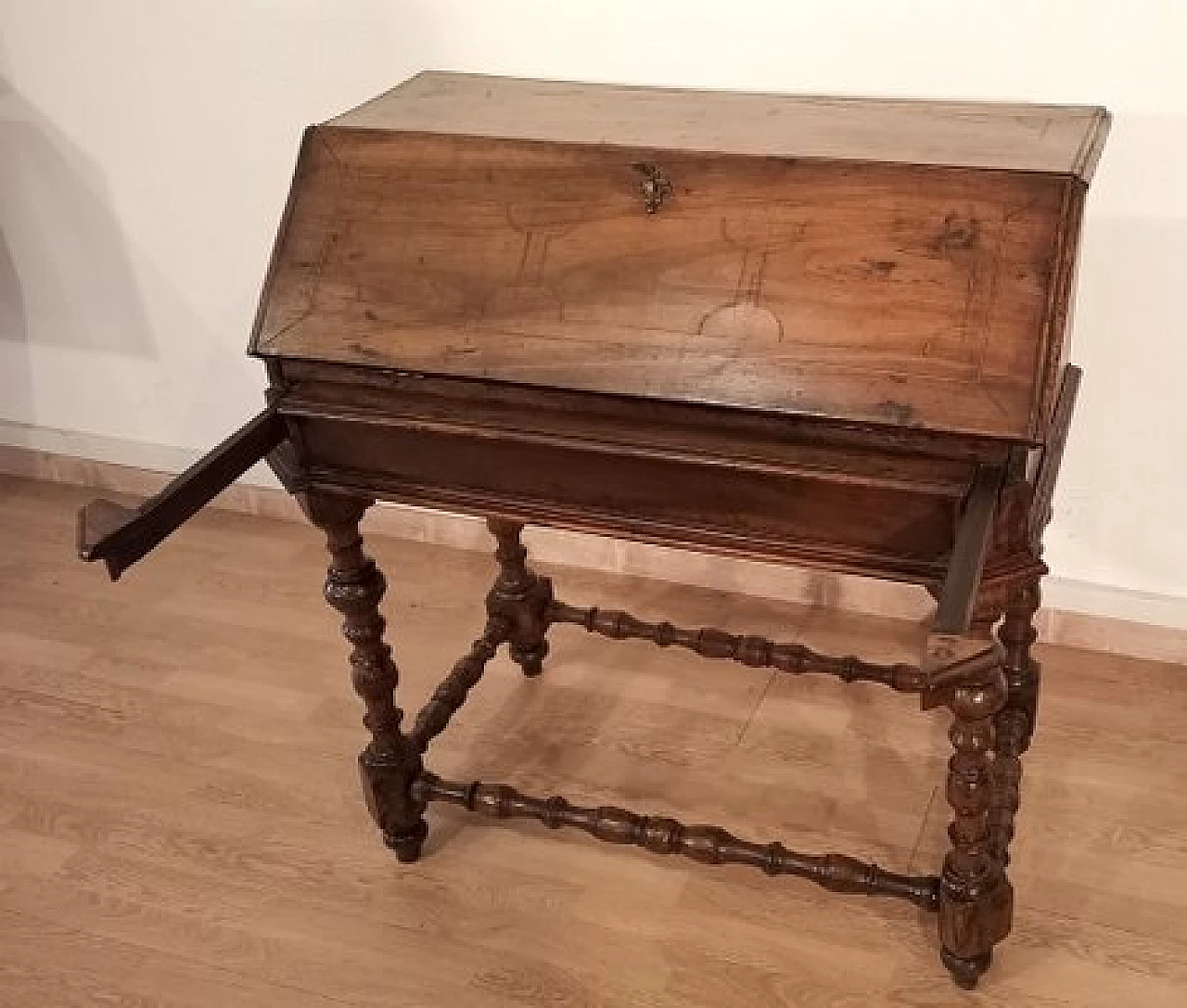 Walnut flap desk, 18th century 3