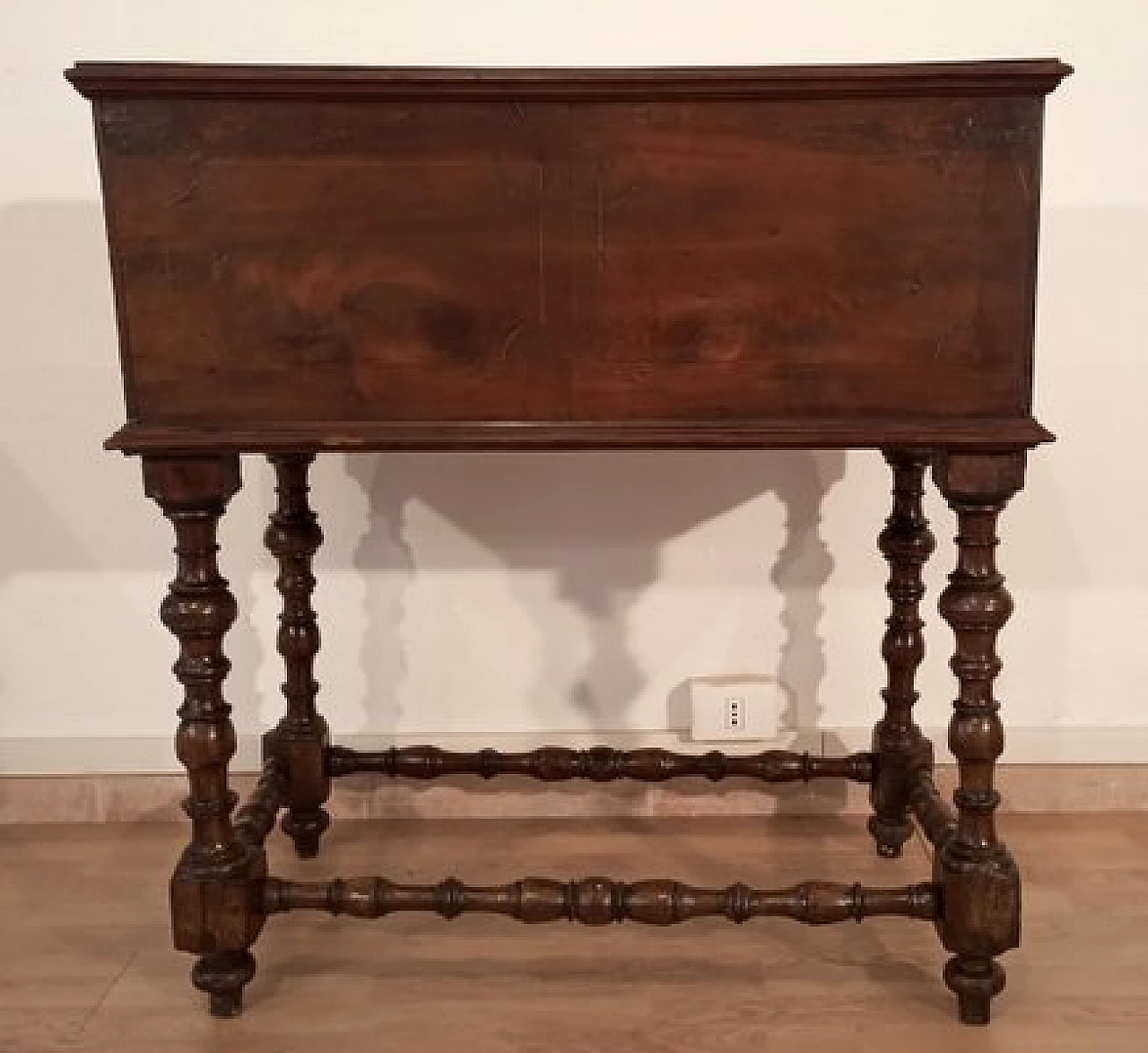 Walnut flap desk, 18th century 5