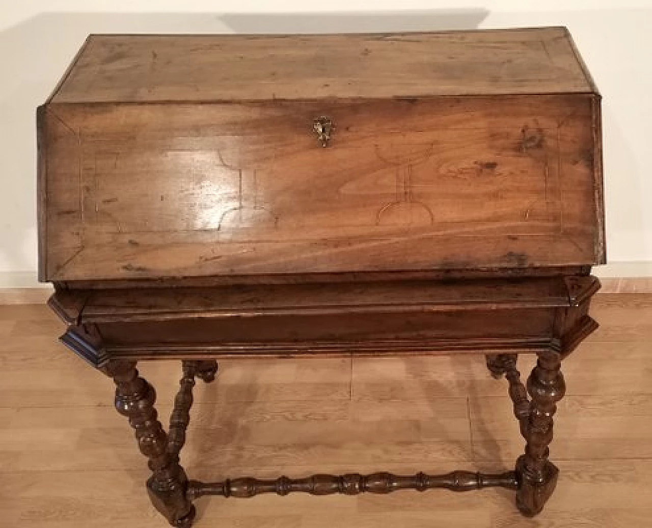 Walnut flap desk, 18th century 7