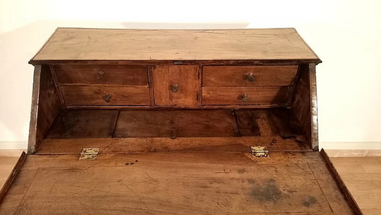 Walnut flap desk, 18th century 10