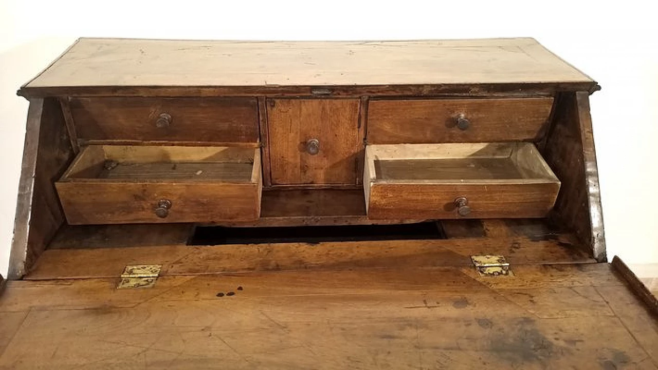 Walnut flap desk, 18th century 11