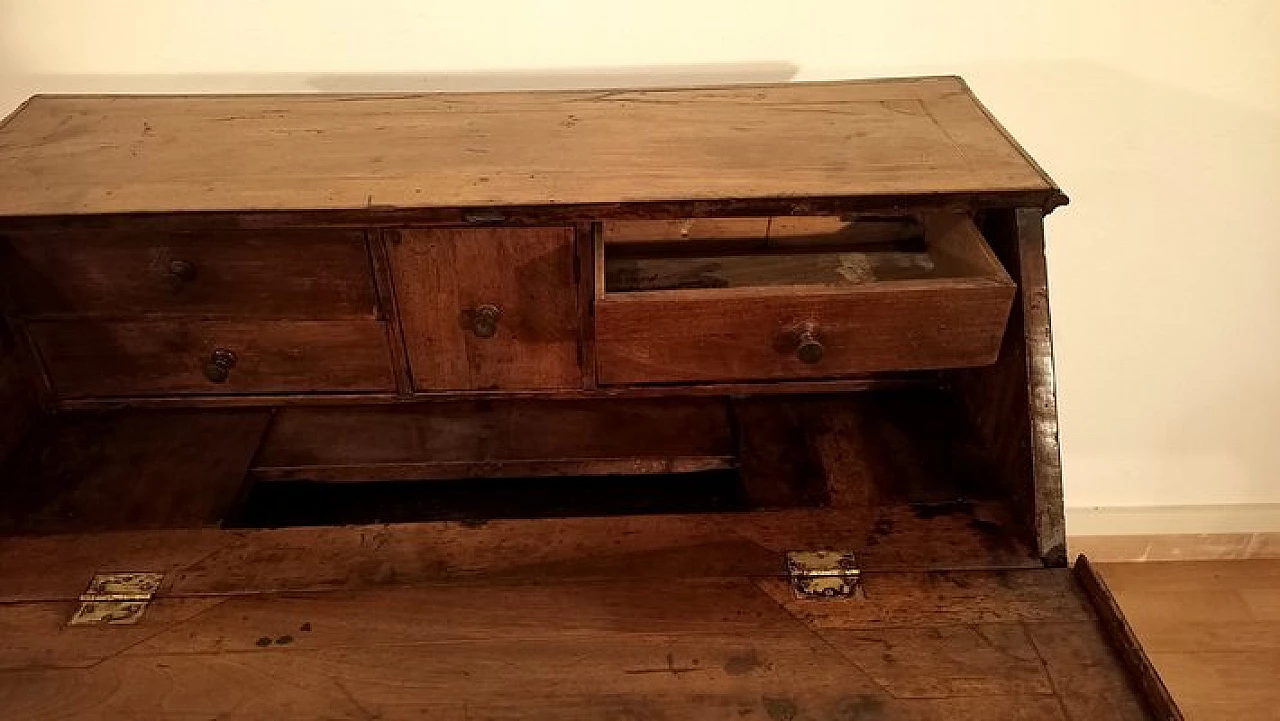 Walnut flap desk, 18th century 12