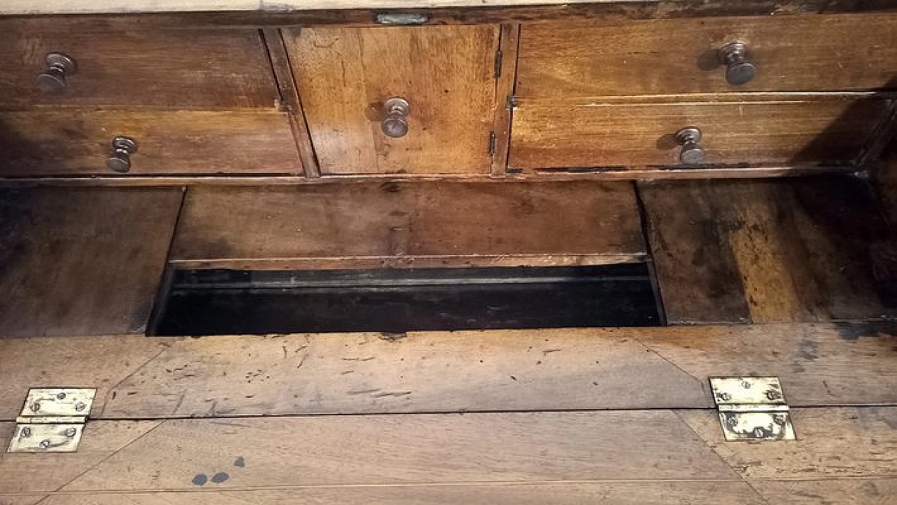 Walnut flap desk, 18th century 14