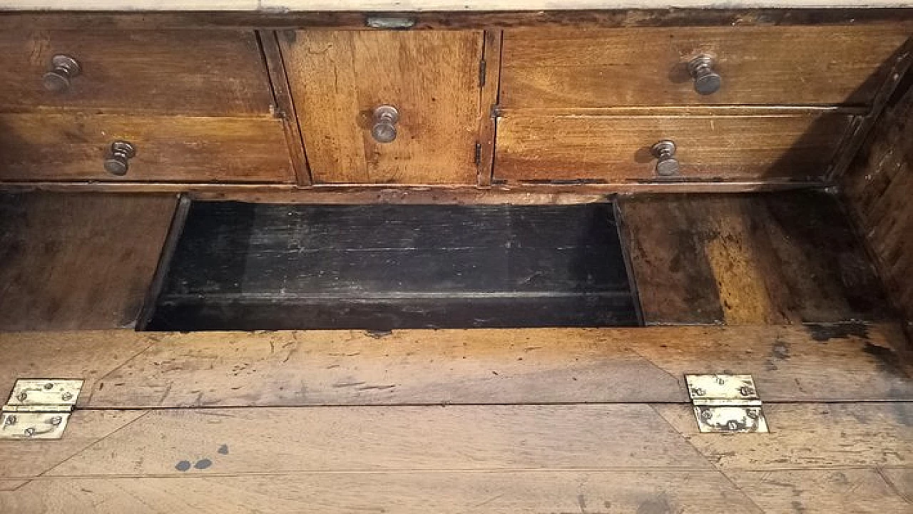 Walnut flap desk, 18th century 15
