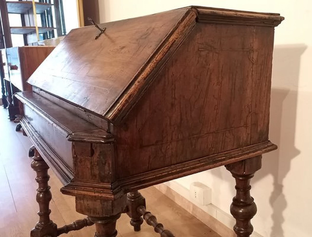 Walnut flap desk, 18th century 16