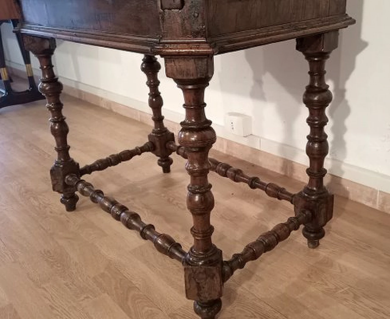 Walnut flap desk, 18th century 17