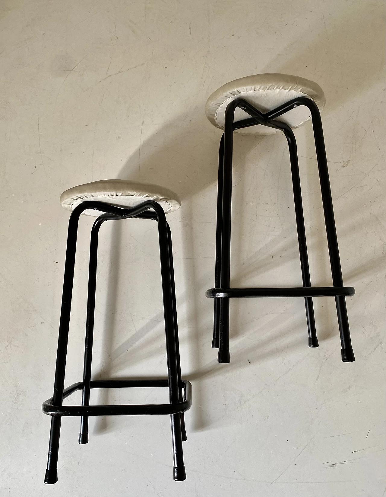 Coppia sgabelli in ferro e velluto beige, anni '60 4