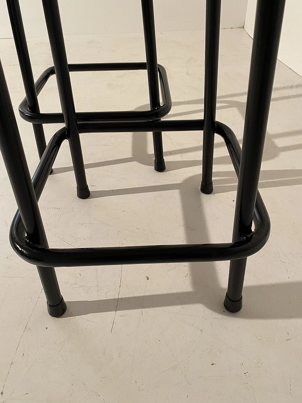 Coppia sgabelli in ferro e velluto beige, anni '60 9