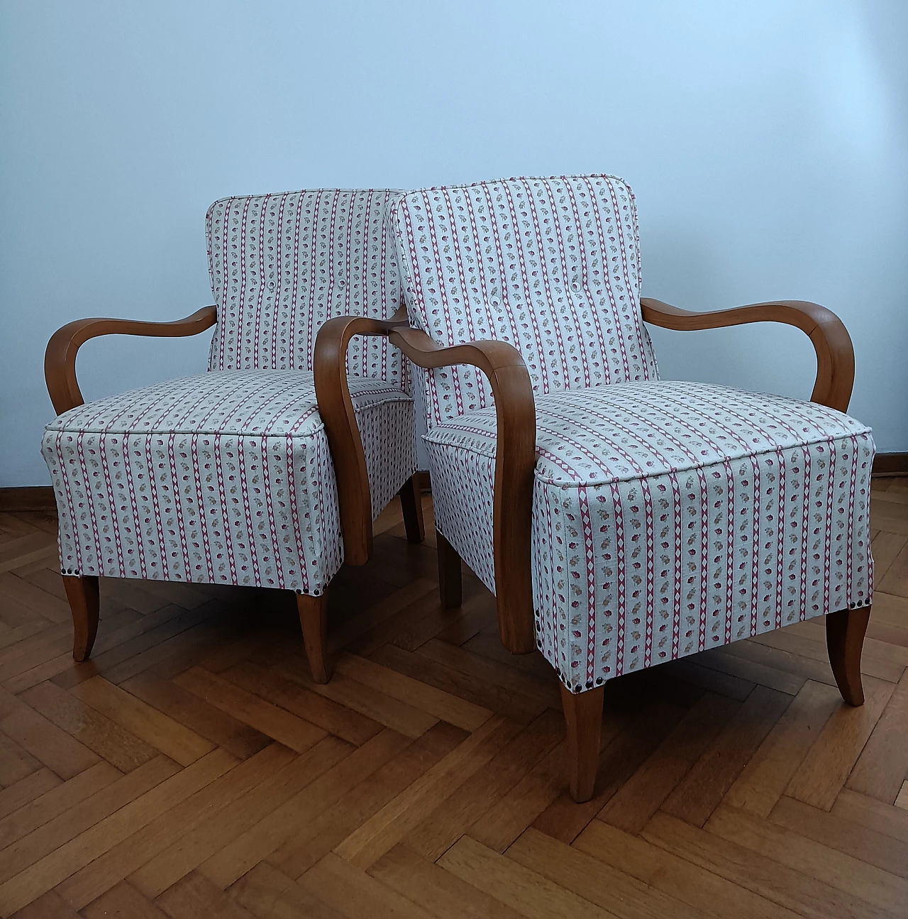 Coppia di poltrone in legno curvato e tessuto attribuite a Jindrich Halabala, anni '50 2