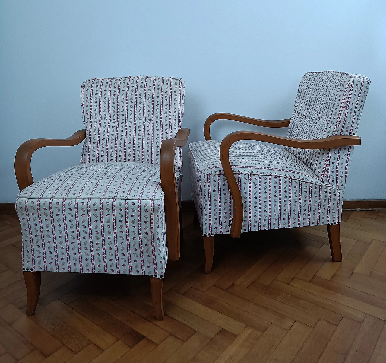 Coppia di poltrone in legno curvato e tessuto attribuite a Jindrich Halabala, anni '50 3