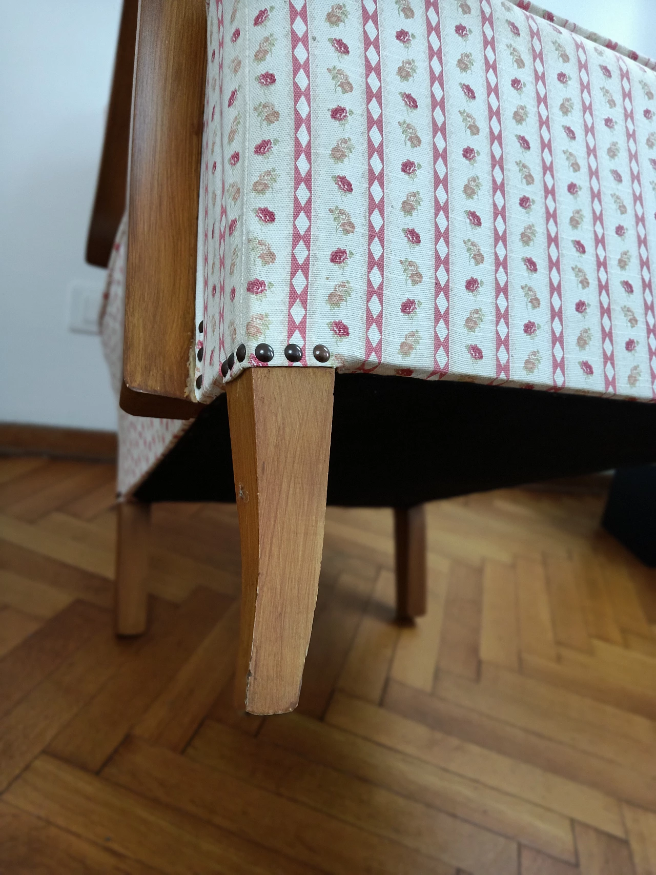 Coppia di poltrone in legno curvato e tessuto attribuite a Jindrich Halabala, anni '50 4