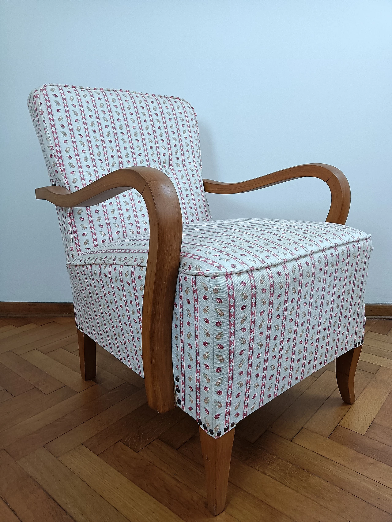 Coppia di poltrone in legno curvato e tessuto attribuite a Jindrich Halabala, anni '50 6