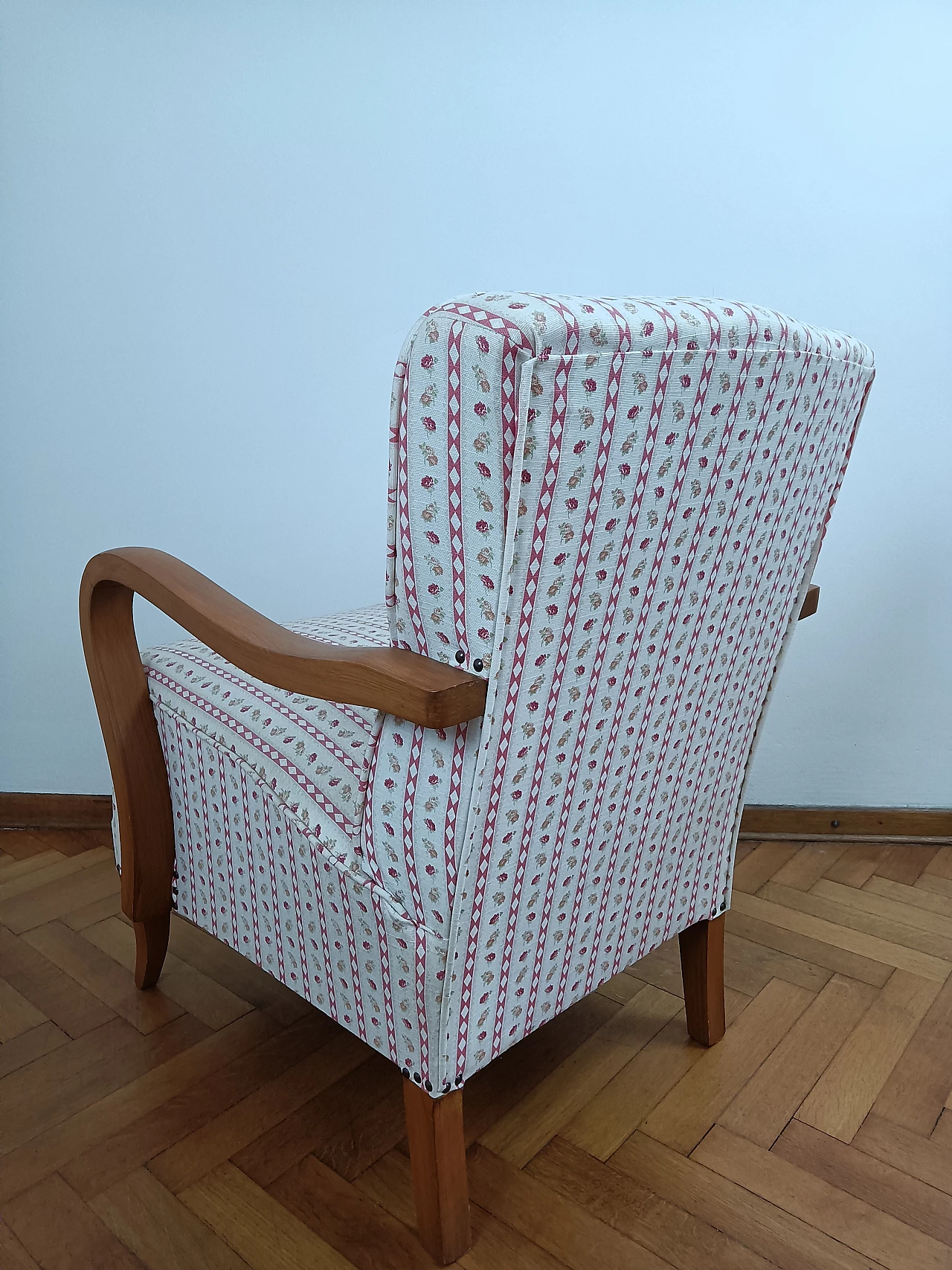 Coppia di poltrone in legno curvato e tessuto attribuite a Jindrich Halabala, anni '50 7