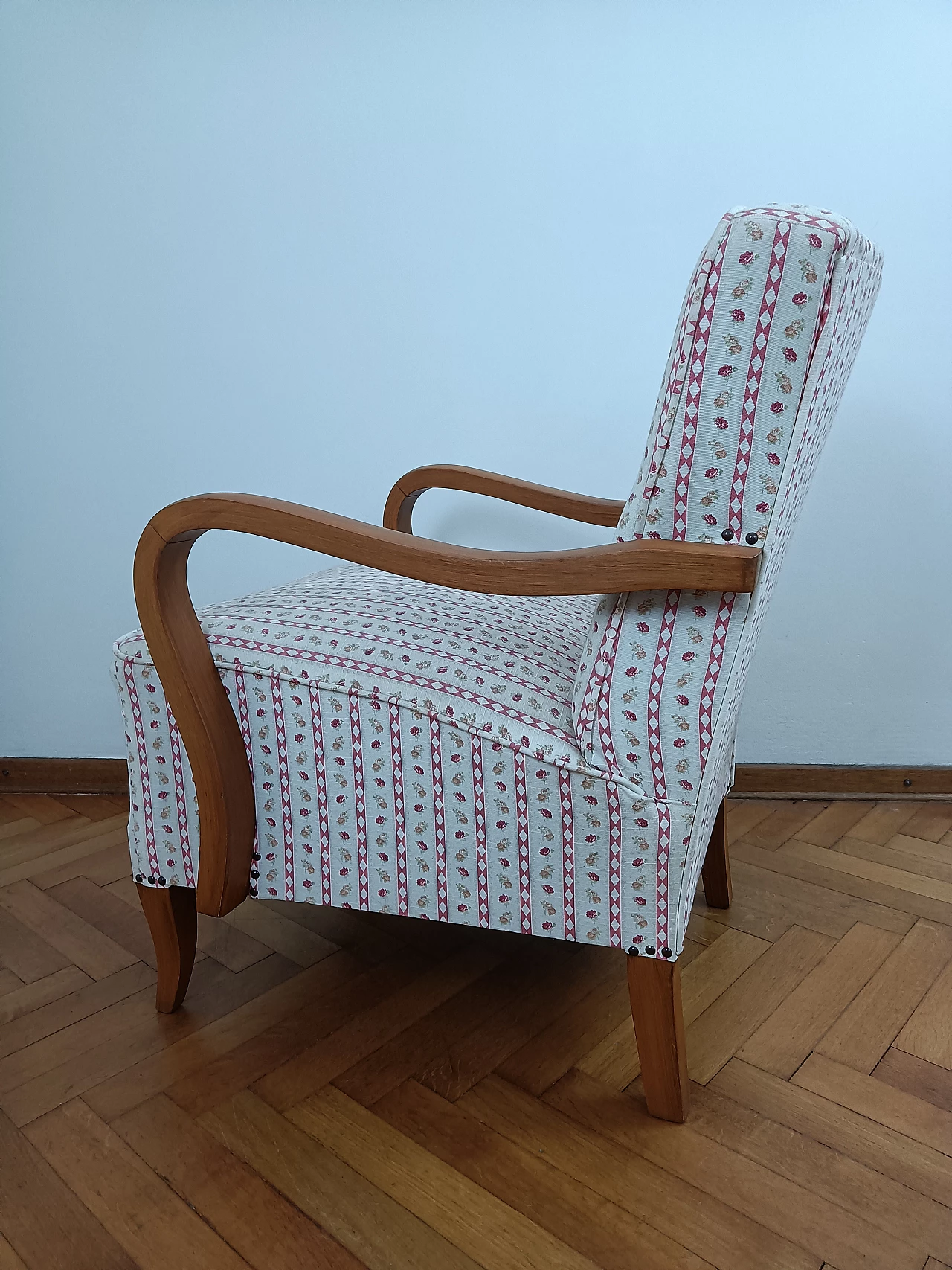 Coppia di poltrone in legno curvato e tessuto attribuite a Jindrich Halabala, anni '50 9