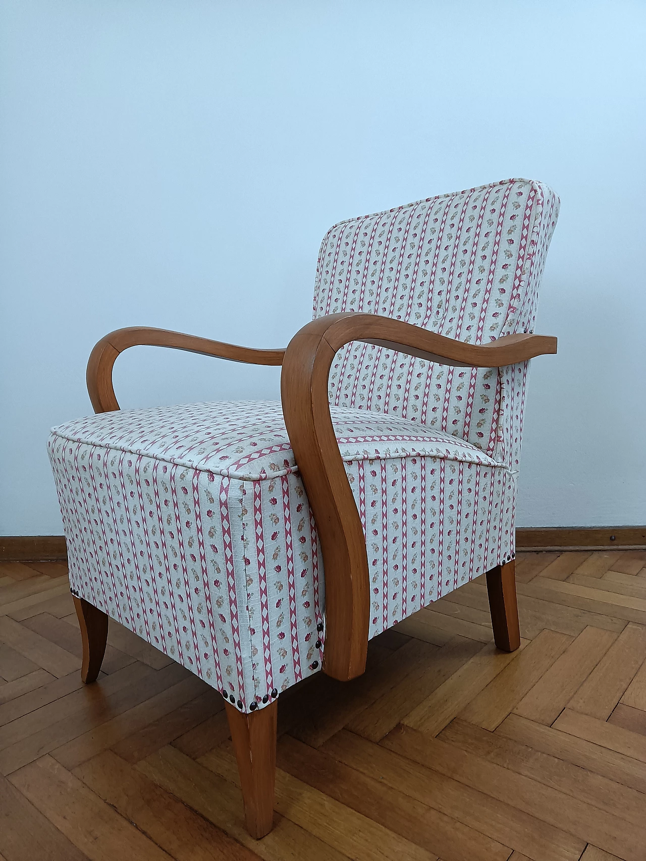 Coppia di poltrone in legno curvato e tessuto attribuite a Jindrich Halabala, anni '50 11