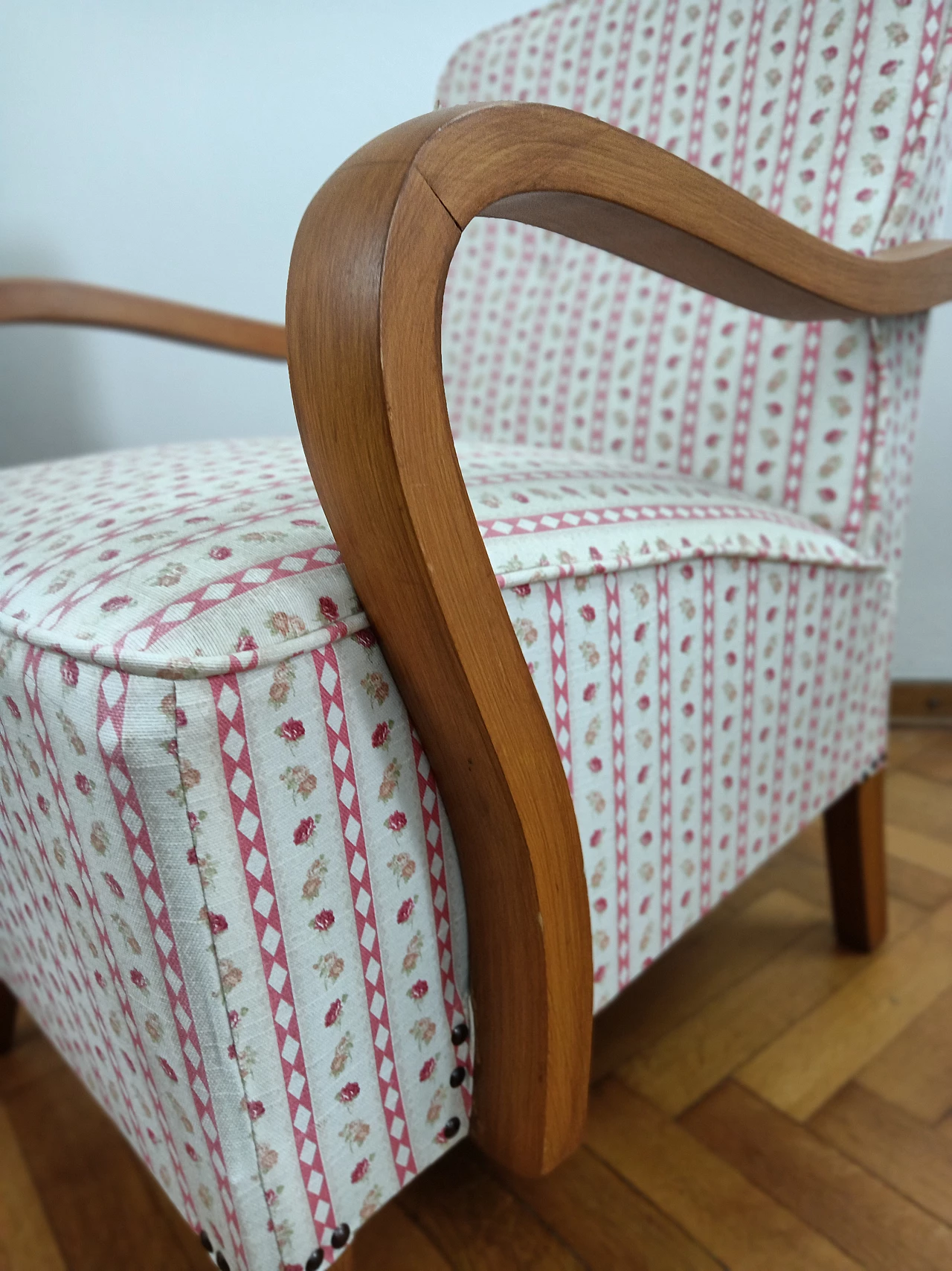 Coppia di poltrone in legno curvato e tessuto attribuite a Jindrich Halabala, anni '50 13