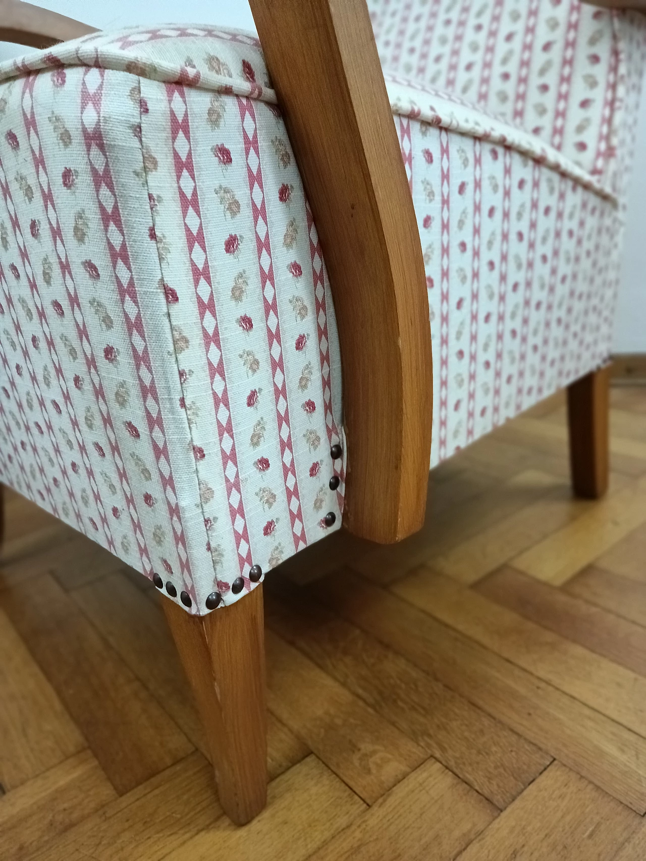 Coppia di poltrone in legno curvato e tessuto attribuite a Jindrich Halabala, anni '50 15