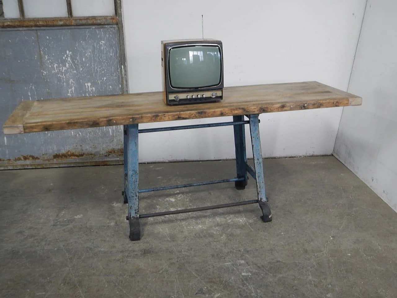 Tavolino porta TV con piano in faggio su base industriale in ghisa, anni '50 1