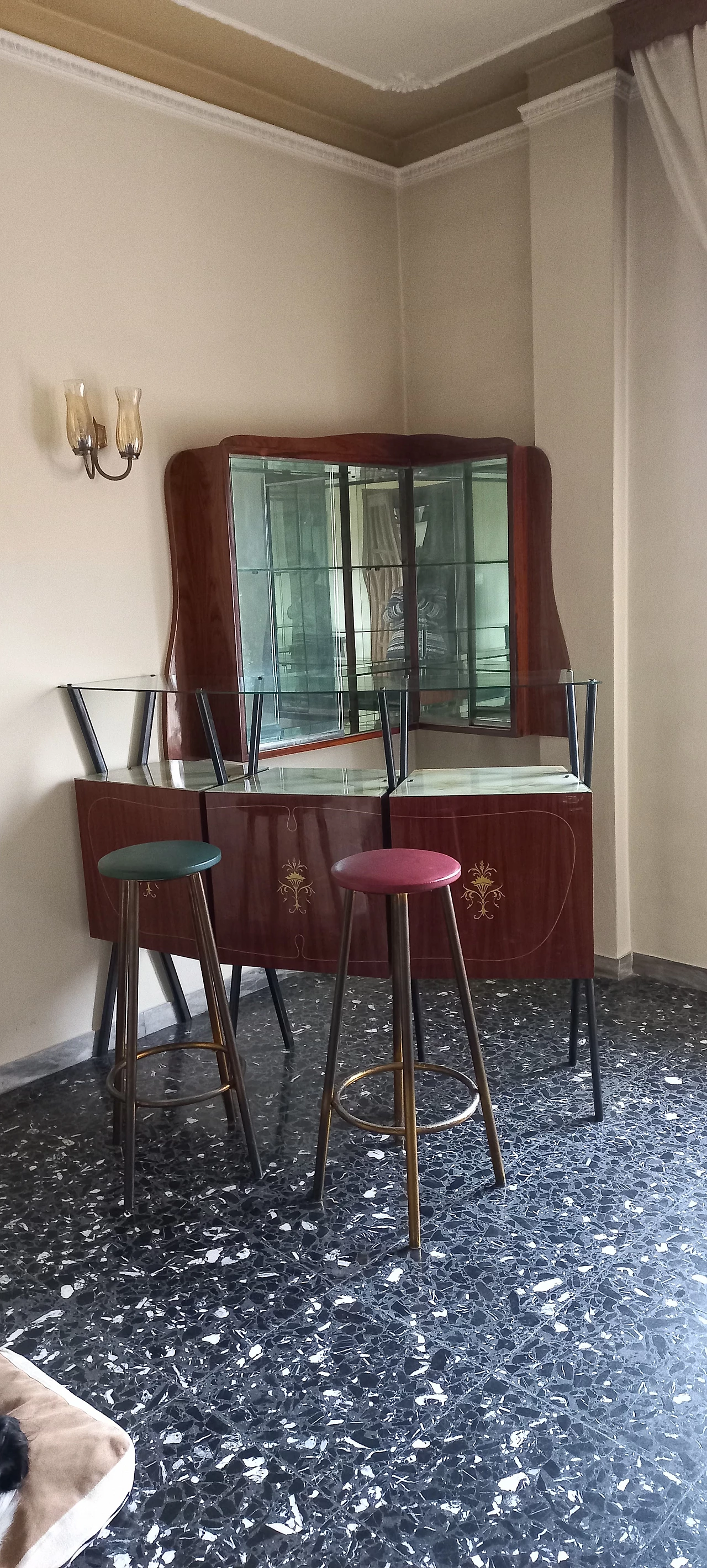 Mobile bar ad angolo in mogano con coppia di sgabelli, anni '60 1