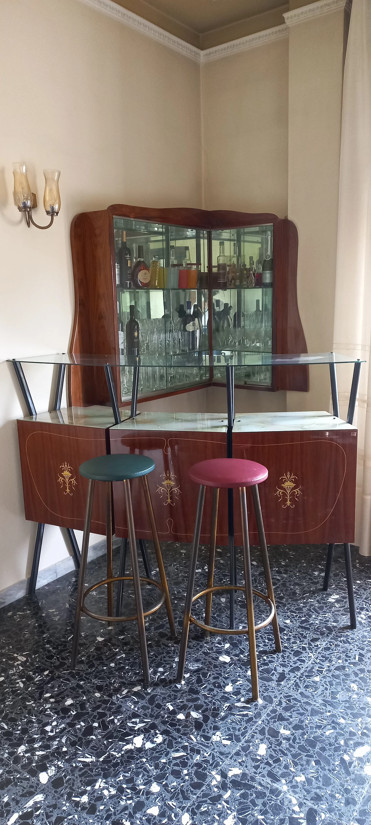 Mahogany corner bar cabinet with pair of stools, 1960s 8