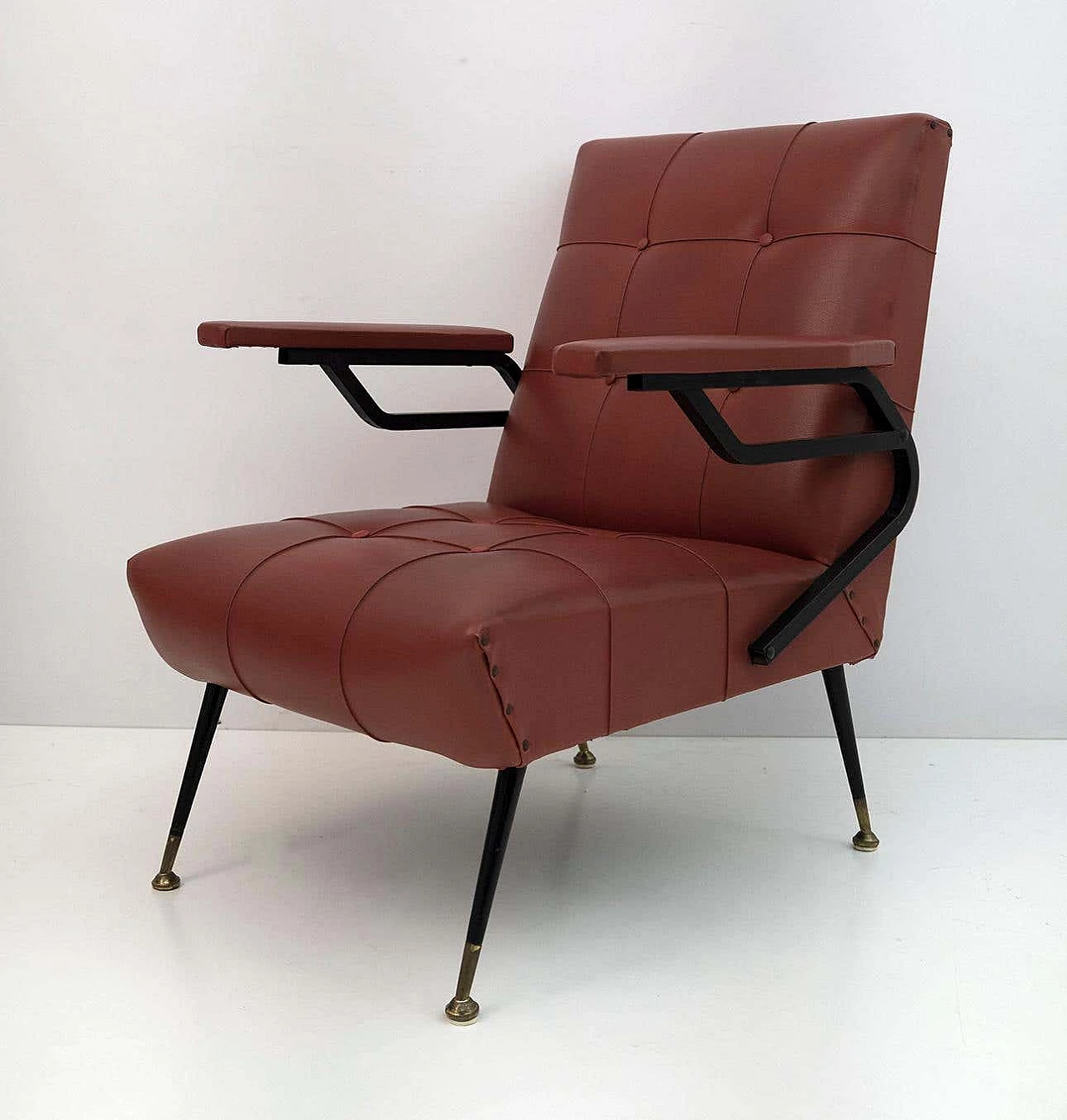 Coppia di poltroncine in ecopelle con gambe in metallo e ottone, anni '60 3